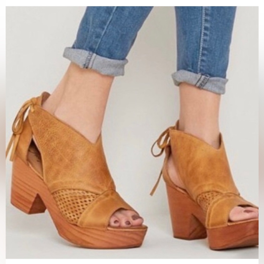 Free People Revolver clog. NWOT. Size 8.